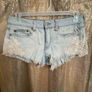 American Eagle Outfitters Light Wash Lace Embroidered Stretch Frayed Shorts 6